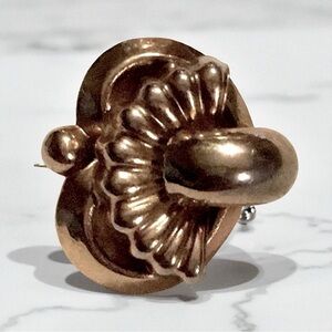 Vintage Small Fluted Gold Tone Fan Seashell Shell Brooch Pin